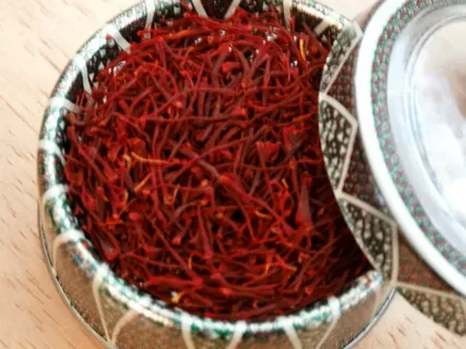تصویر 2 از زعفران نگین شکسته با رشته‌ های سالم و رنگ غنی